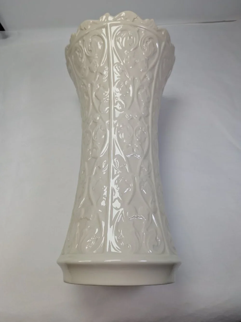 Lenox VTG 11” Ivory Baroque Sculpted Gothic Scalloped Pedestal Statement Vase